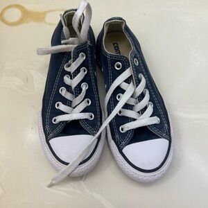 Navy blue converse